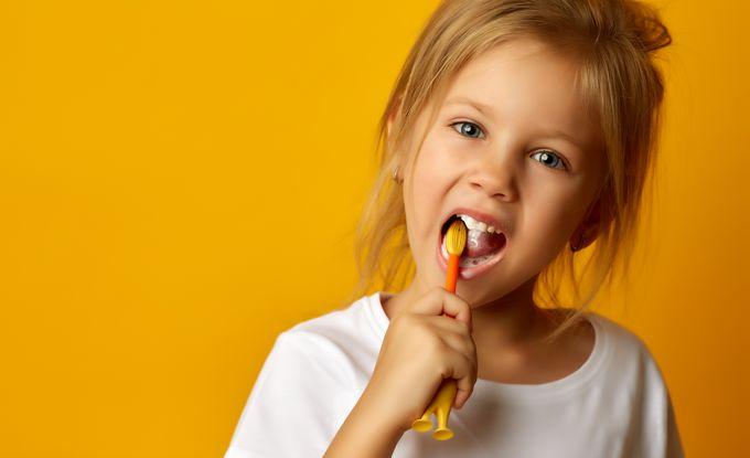 Santé bucco-dentaire des enfants : Un brossage pour chaque âge et des habitudes pour la vie.
