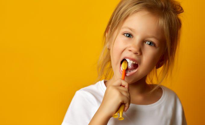 Santé bucco-dentaire des enfants : Un brossage pour chaque âge et des habitudes pour la vie.