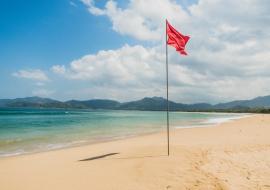 Vacances d'été : les drapeaux de baignade changent !